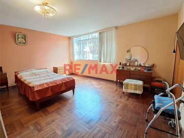 Casa de 2 Pisos + Azotea +  Estacionamiento para 2 Vehículos en Venta - Al costado de la Clínica Stella Maris 

Área 154 m2 
Área construida 290 m2