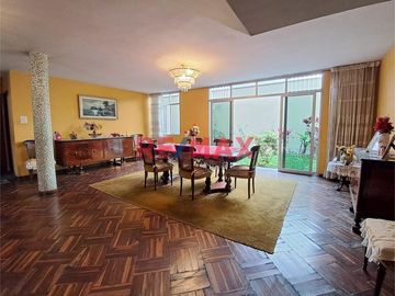 Casa de 2 Pisos + Azotea +  Estacionamiento para 2 Vehículos en Venta - Al costado de la Clínica Stella Maris 

Área 154 m2 
Área construida 290 m2