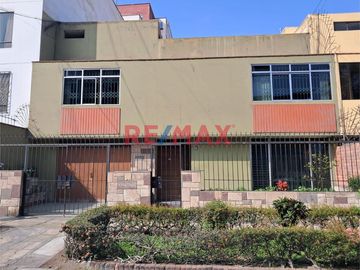 Casa de 2 Pisos + Azotea +  Estacionamiento para 2 Vehículos en Venta - Al costado de la Clínica Stella Maris 

Área 154 m2 
Área construida 290 m2