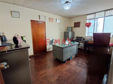 Casa de 2 Pisos + Azotea +  Estacionamiento para 2 Vehículos en Venta - Al costado de la Clínica Stella Maris 

Área 154 m2 
Área construida 290 m2