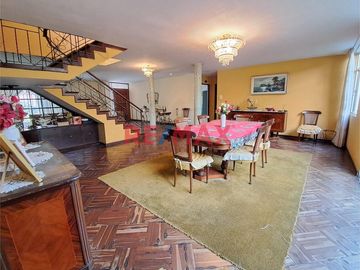 Casa de 2 Pisos + Azotea +  Estacionamiento para 2 Vehículos en Venta - Al costado de la Clínica Stella Maris 

Área 154 m2 
Área construida 290 m2