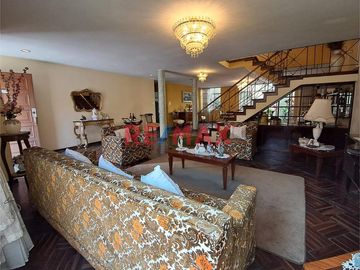 Casa de 2 Pisos + Azotea +  Estacionamiento para 2 Vehículos en Venta - Al costado de la Clínica Stella Maris 

Área 154 m2 
Área construida 290 m2