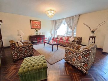 Casa de 2 Pisos + Azotea +  Estacionamiento para 2 Vehículos en Venta - Al costado de la Clínica Stella Maris 

Área 154 m2 
Área construida 290 m2