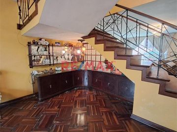 Casa de 2 Pisos + Azotea +  Estacionamiento para 2 Vehículos en Venta - Al costado de la Clínica Stella Maris 

Área 154 m2 
Área construida 290 m2