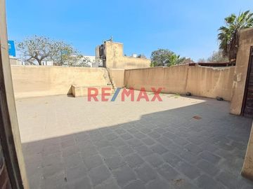 Casa de 2 Pisos + Azotea +  Estacionamiento para 2 Vehículos en Venta - Al costado de la Clínica Stella Maris 

Área 154 m2 
Área construida 290 m2
