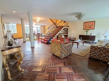 Casa de 2 Pisos + Azotea +  Estacionamiento para 2 Vehículos en Venta - Al costado de la Clínica Stella Maris 

Área 154 m2 
Área construida 290 m2