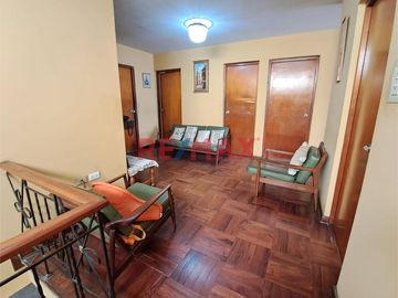 Casa de 2 Pisos + Azotea +  Estacionamiento para 2 Vehículos en Venta - Al costado de la Clínica Stella Maris 

Área 154 m2 
Área construida 290 m2
