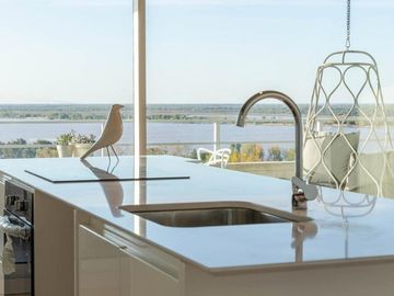 EN VENTA- DEPARTAMENTO DE 2 DORMITORIOS CON VISTA PANORÁMICA -  SUM Y PISCINA - ARROYITO
