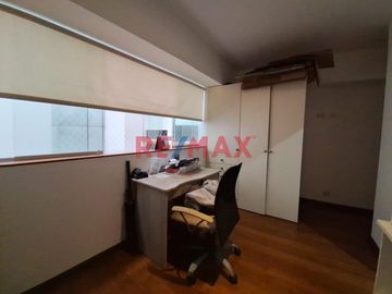 ### ¡Venta de Departamento en Primer Piso! 🏢✨ - SANTIAGO DE SURCO 

**📏 Área:** 146 m²  
**📉 Mantenimiento:** S/ 350

---

⛰ **Ubicación estrat