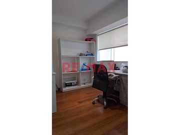### ¡Venta de Departamento en Primer Piso! 🏢✨ - SANTIAGO DE SURCO 

**📏 Área:** 146 m²  
**📉 Mantenimiento:** S/ 350

---

⛰ **Ubicación estrat