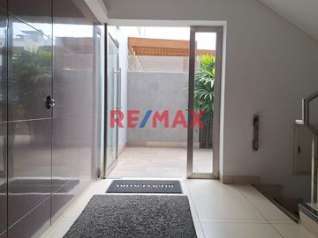 ### ¡Venta de Departamento en Primer Piso! 🏢✨ - SANTIAGO DE SURCO 

**📏 Área:** 146 m²  
**📉 Mantenimiento:** S/ 350

---

⛰ **Ubicación estrat