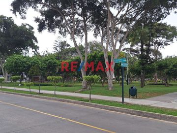 ### ¡Venta de Departamento en Primer Piso! 🏢✨ - SANTIAGO DE SURCO 

**📏 Área:** 146 m²  
**📉 Mantenimiento:** S/ 350

---

⛰ **Ubicación estrat