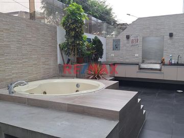 ### ¡Venta de Departamento en Primer Piso! 🏢✨ - SANTIAGO DE SURCO 

**📏 Área:** 146 m²  
**📉 Mantenimiento:** S/ 350

---

⛰ **Ubicación estrat