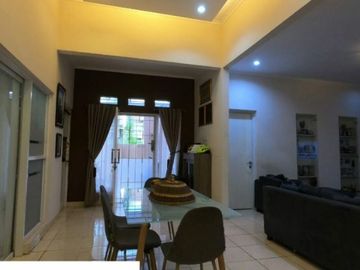 Rumah Hoek Nyaman di Cluster Aralia Harapan Indah Bekasi