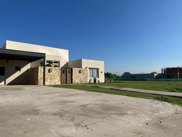 Muy linda casa en - Medal Country club - A estrenar.  226 m2 totales.