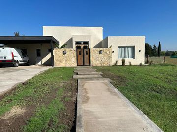 Muy linda casa en - Medal Country club - A estrenar.  226 m2 totales.
