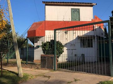 Casa mas 2 locales en Claypole
