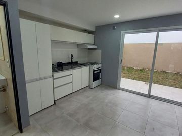 DUPLEX 2 AMB. AMPLIO CON COCHERA Y PATIO