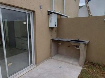 DUPLEX 2 AMB. AMPLIO CON COCHERA Y PATIO