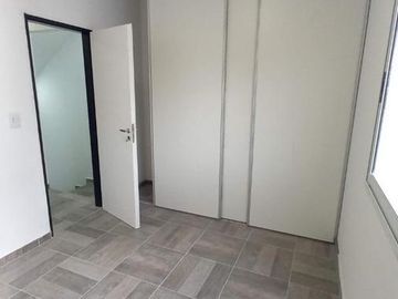 DUPLEX 2 AMB. AMPLIO CON COCHERA Y PATIO