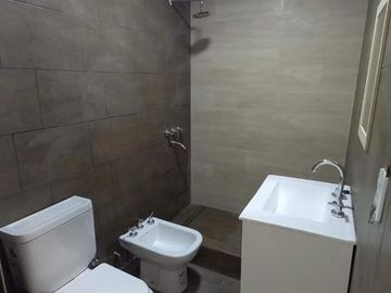 DUPLEX 2 AMB. AMPLIO CON COCHERA Y PATIO