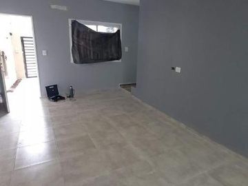 DUPLEX 2 AMB. AMPLIO CON COCHERA Y PATIO