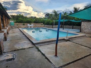¡Espectacular Casa Quinta en Venta! Amplio Jardín, con Piscina. Temozon, yuc.