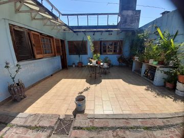 Jose P Varela 5700 - Galpon c/ vivienda 4 Ambientes - Villa Real