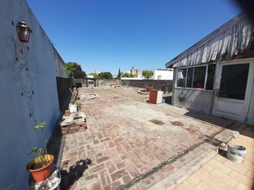 Jose P Varela 5700 - Galpon c/ vivienda 4 Ambientes - Villa Real