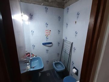 Jose P Varela 5700 - Galpon c/ vivienda 4 Ambientes - Villa Real