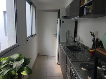 AMPLIO DEPARTAMENTO DE DOS AMBIENTES CON BALCON Y COCHERA EN EDIFICIO CON AMENITIES PILETA SUM PARRILLA