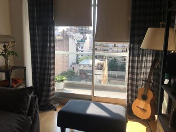 AMPLIO DEPARTAMENTO DE DOS AMBIENTES CON BALCON Y COCHERA EN EDIFICIO CON AMENITIES PILETA SUM PARRILLA
