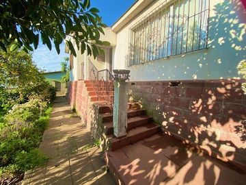 VENTA DE GRAN PROPIEDAD ESQUINA CON 2 CASAS PLAYA ANCHA .