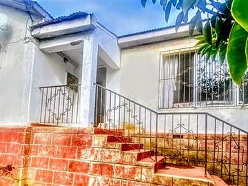 VENTA DE GRAN PROPIEDAD ESQUINA CON 2 CASAS PLAYA ANCHA .