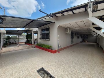 Encantadora: villa situada cerca del mar en Chuyuipe Ballenita .