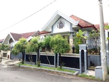 Rumah 2 Lantai + Kolam Renang di Dieng kota Malang _ 1.19