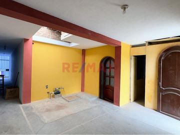 Venta De Casa Frente A Parque En La Urb Milagro De Dios Jlo