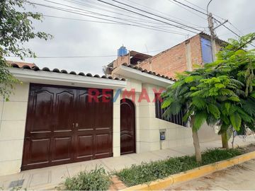 Venta De Casa Frente A Parque En La Urb Milagro De Dios Jlo