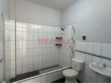 Venta De Casa Frente A Parque En La Urb Milagro De Dios Jlo