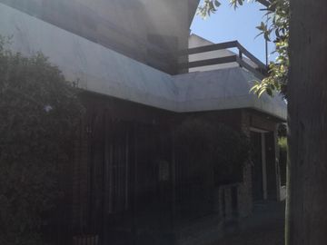 Excelente chalet 5 ambientes, con cochera pasante y otra casa 3 amb al fondo