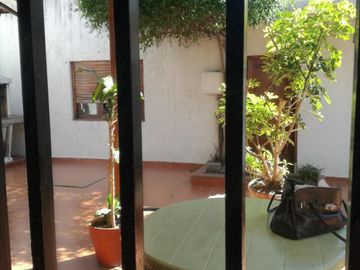 Excelente chalet 5 ambientes, con cochera pasante y otra casa 3 amb al fondo