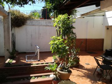 Excelente chalet 5 ambientes, con cochera pasante y otra casa 3 amb al fondo