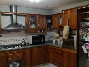Excelente chalet 5 ambientes, con cochera pasante y otra casa 3 amb al fondo