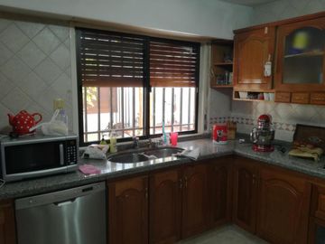 Excelente chalet 5 ambientes, con cochera pasante y otra casa 3 amb al fondo