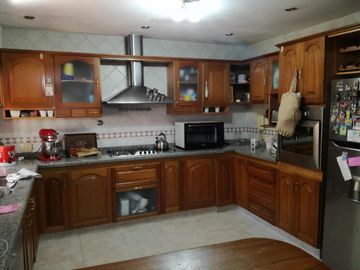 Excelente chalet 5 ambientes, con cochera pasante y otra casa 3 amb al fondo