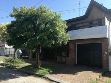 Excelente chalet 5 ambientes, con cochera pasante y otra casa 3 amb al fondo