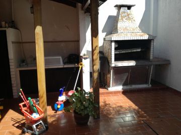 Excelente chalet 5 ambientes, con cochera pasante y otra casa 3 amb al fondo