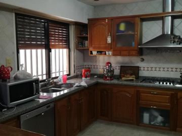 Excelente chalet 5 ambientes, con cochera pasante y otra casa 3 amb al fondo