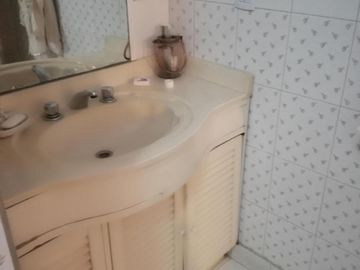 Excelente chalet 5 ambientes, con cochera pasante y otra casa 3 amb al fondo