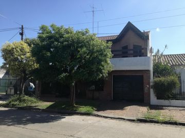 Excelente chalet 5 ambientes, con cochera pasante y otra casa 3 amb al fondo